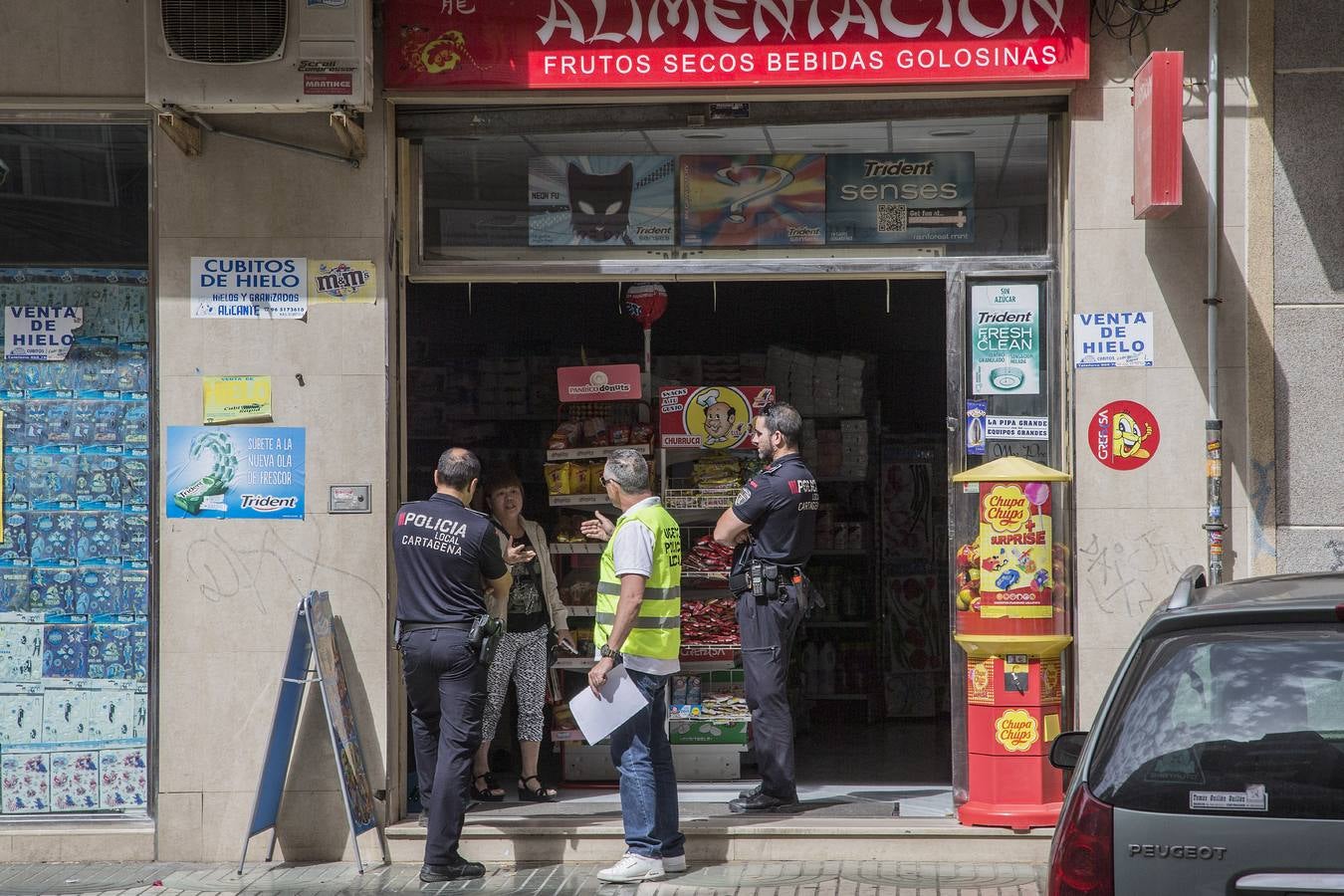 (19-05) La Policía Local cierra por segunda vez un 'chino' por vender tabaco y alcohol a menores. El bazar fue precintado ya en diciembre por orden municipal y sus dueños tienen pendiente el pago de 125.000 euros por sanciones administrativas.