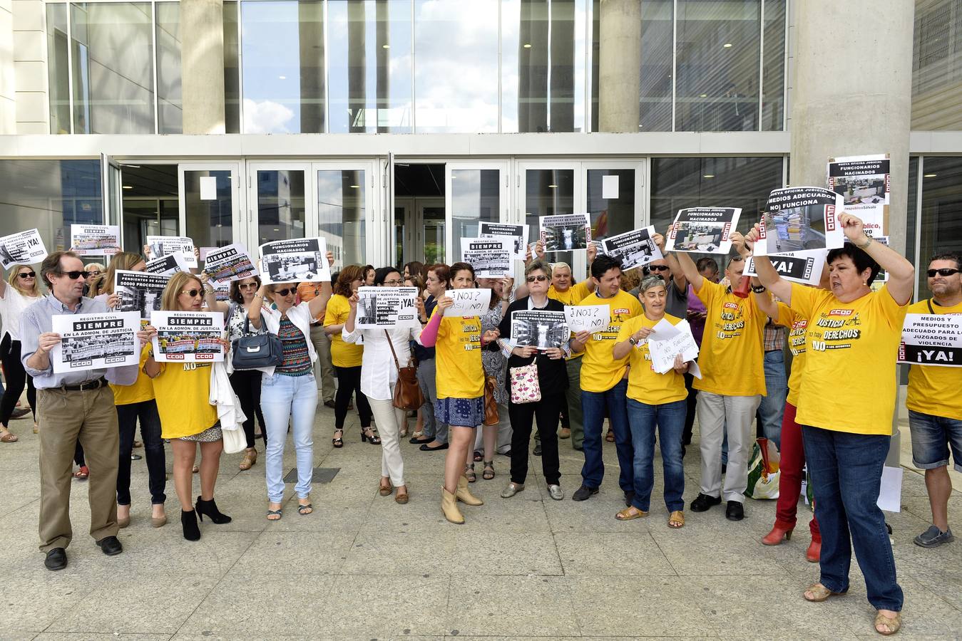 (21-05) Protesta de funcionarios de justicia en la puerta de la ciudad de la justicia ante la llegada de Rafael Catalá.