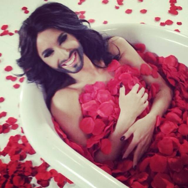 Conchita Wurst, desnuda en la ducha, incendia las redes sociales