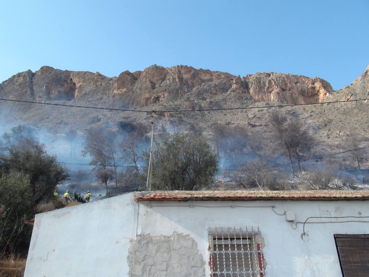 Un incendio calcina casi cuatro hectáreas de monte en Orihuela