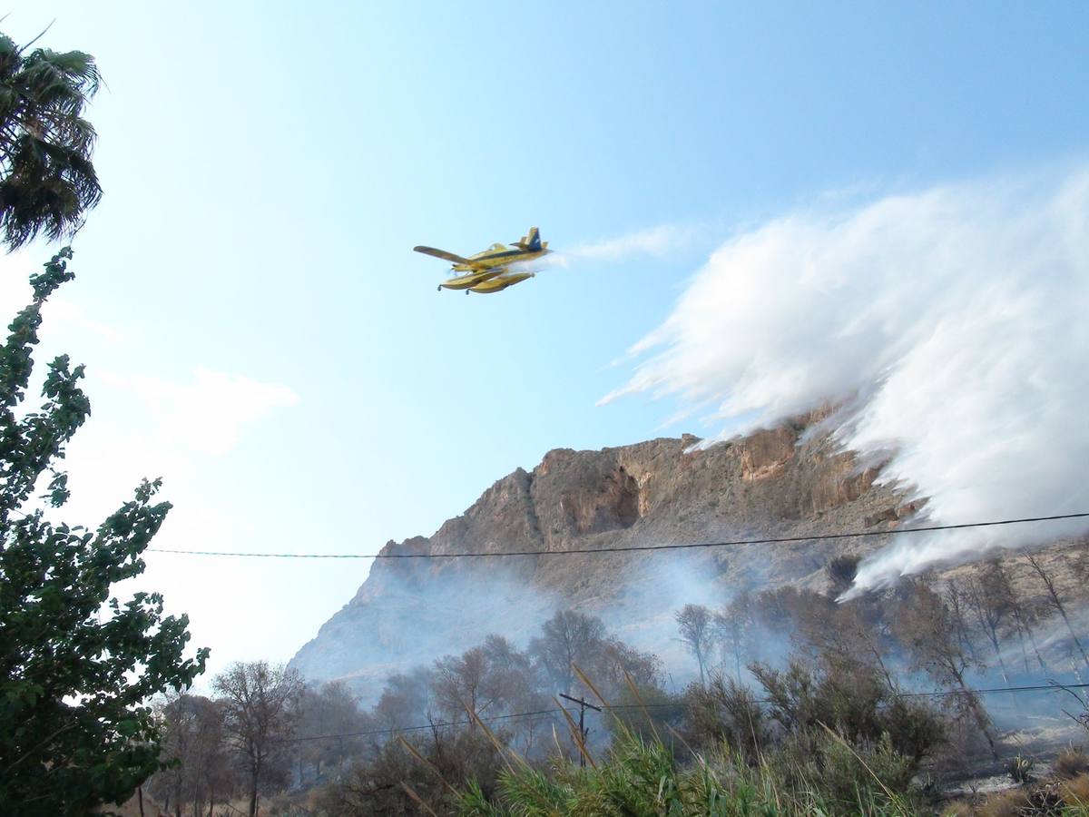 Un incendio calcina casi cuatro hectáreas de monte en Orihuela