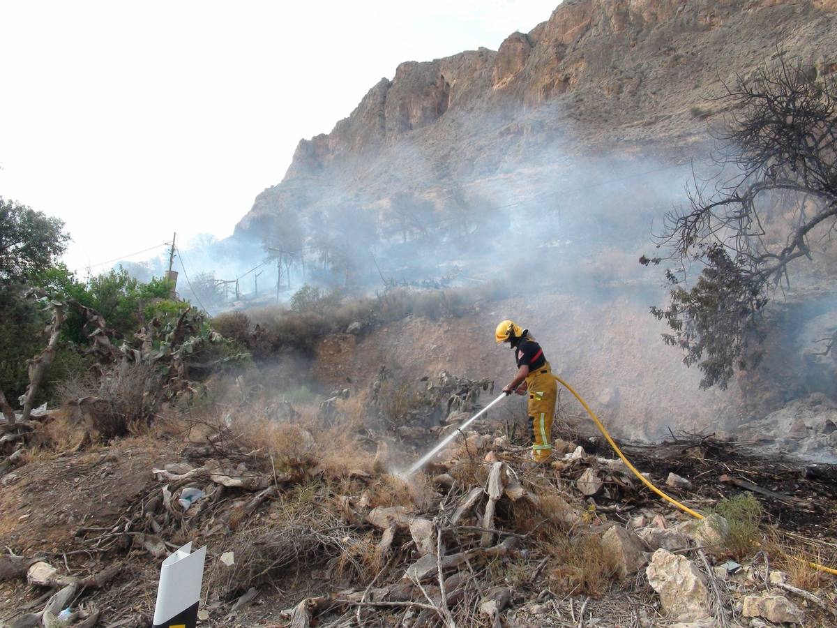 Un incendio calcina casi cuatro hectáreas de monte en Orihuela