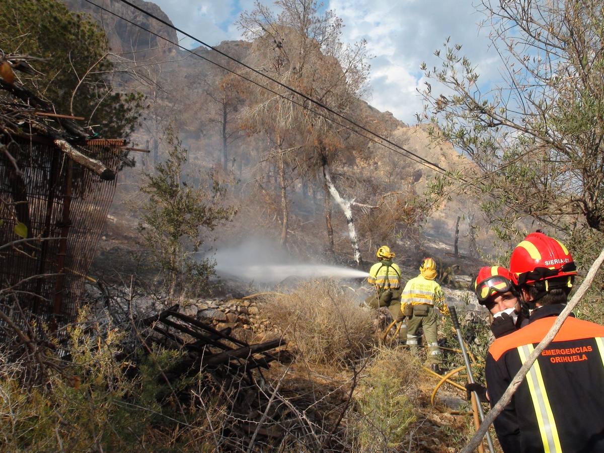 Un incendio calcina casi cuatro hectáreas de monte en Orihuela