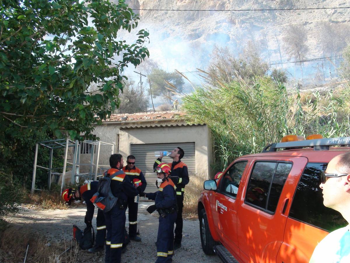 Un incendio calcina casi cuatro hectáreas de monte en Orihuela