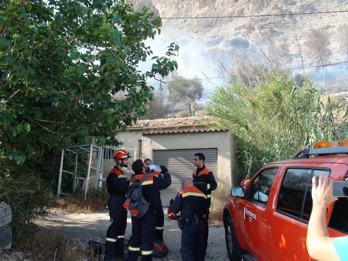 Un incendio calcina casi cuatro hectáreas de monte en Orihuela