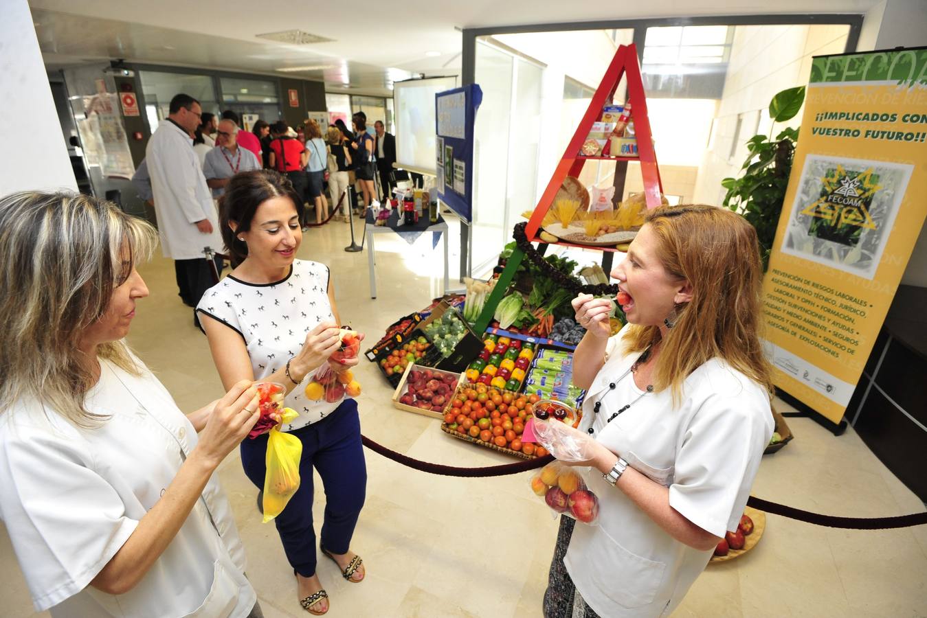 (27-05) El hospital Virgen de la Arrixaca celebra la XII Semana de Hábitos Saludables que este año centra su interés en el azúcar y la obesidad. La jornada del día 27 estuvo dedicada a temas nutricionales con motivo del Día Nacional de la Nutrición. La consejera de Sanidad, Catalina Lorenzo, visitó los expositores.