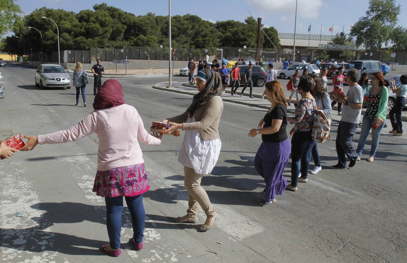 (28-05) Cadena de alumnos de Politécnico para llevar comida al buen samaritano.