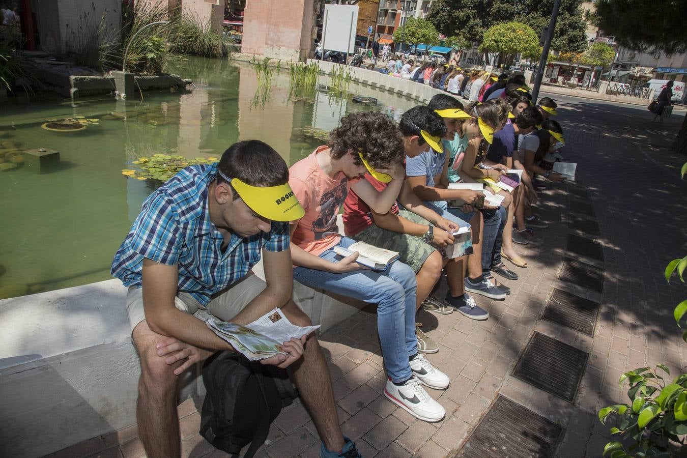 (03-06) Cientos de personas leen juntas en sitios públicos por el Premio Mandarache. El Mandarache Bookmob llamó a los amantes de los libros a hacer un alto en el camino de 15 minutos para leer simultáneamente en espacios públicos, al aire libre.