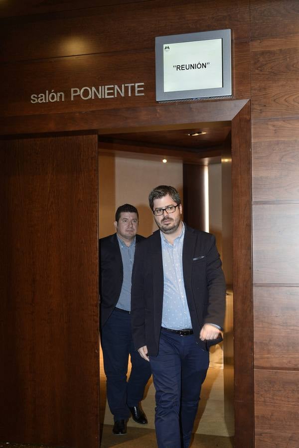 (04-06) Ciudadanos y Partido Popular se reúnen en el Hotel Nelva para acercar posturas tras el 24M. «A día de hoy votaríamos no a la investidura de Pedro Antonio Sánchez», advierte el 'número dos' de C's tras el encuentro, que no hará más negociaciones hasta el cese de Bascuñana y el resto de imputados.