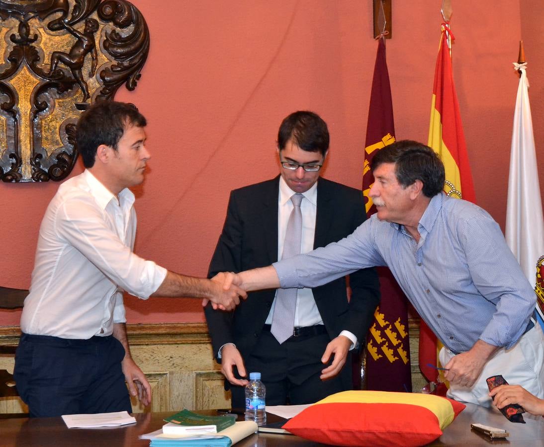 Pedro Molina (PSOE) recibe la felicitación del alcalde saliente de Blanca, el popular Rafael Laorden