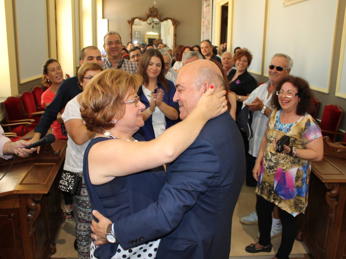 Pascual Lucas Díaz, alcalde de Cieza, recibe la felicitación de su esposa