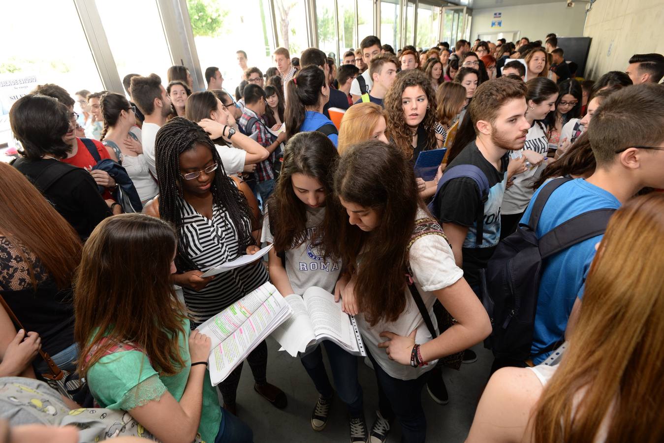 (10-06) Alumnos en el Campus de Espinardo repasando minutos antes de entrar al primer examen de la Selectividad de Murcia, a la que se han presentado más de 7.000 personas y, en la que repitió Gabriel García Márquez en la prueba de Lengua y Literatura.