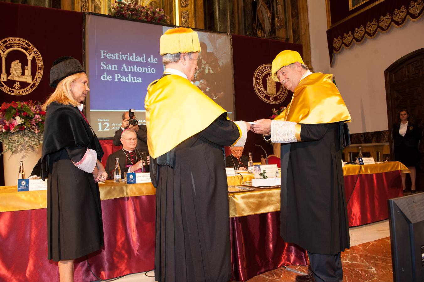 (12-06) La UCAM celebró su patrón, San Antonio de Padua, con la investidura como ‘honoris causa’ del traumatólogo americano Stephen P. Abelow, en un acto presidido por el rector José Luis Mendoza.