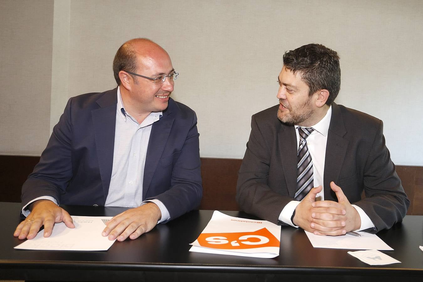 (12-06) Pedro Antonio Sánchez y Miguel Sánchez durante la firma del documento por la regeneración política en el hotel Nelva de Murcia. Ambos dirigentes se reúnen con el ánimo de llegar a un acuerdo tras cumplir lo prometido el Partido Popular con las dimisiones de Cámara y Bascuñana.