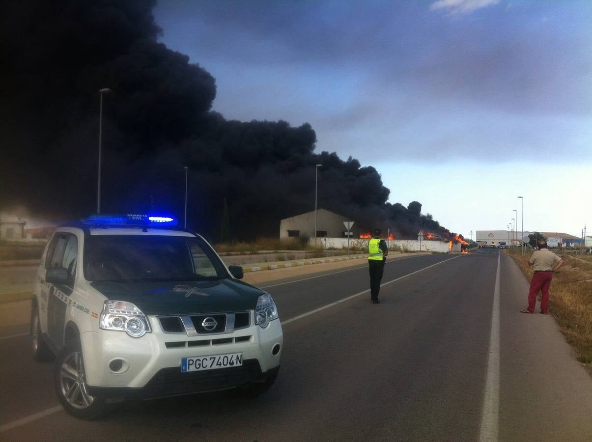 El fuego devora una empresa de reciclaje de plásticos de Torre Pacheco