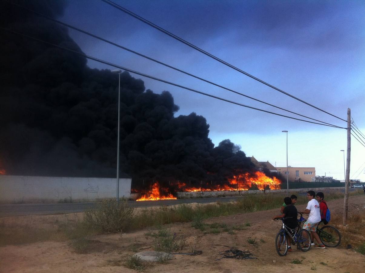 El fuego devora una empresa de reciclaje de plásticos de Torre Pacheco