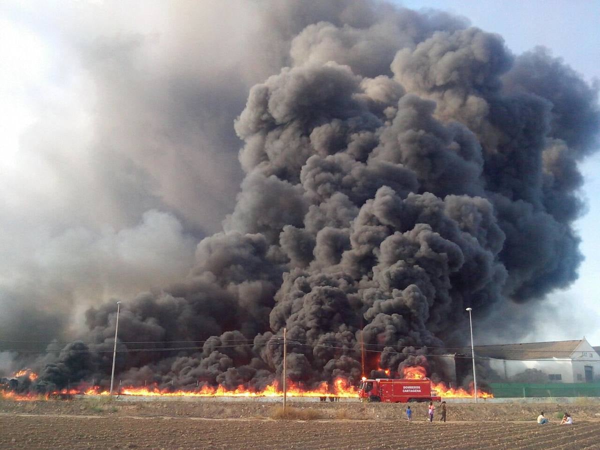 El fuego devora una empresa de reciclaje de plásticos de Torre Pacheco