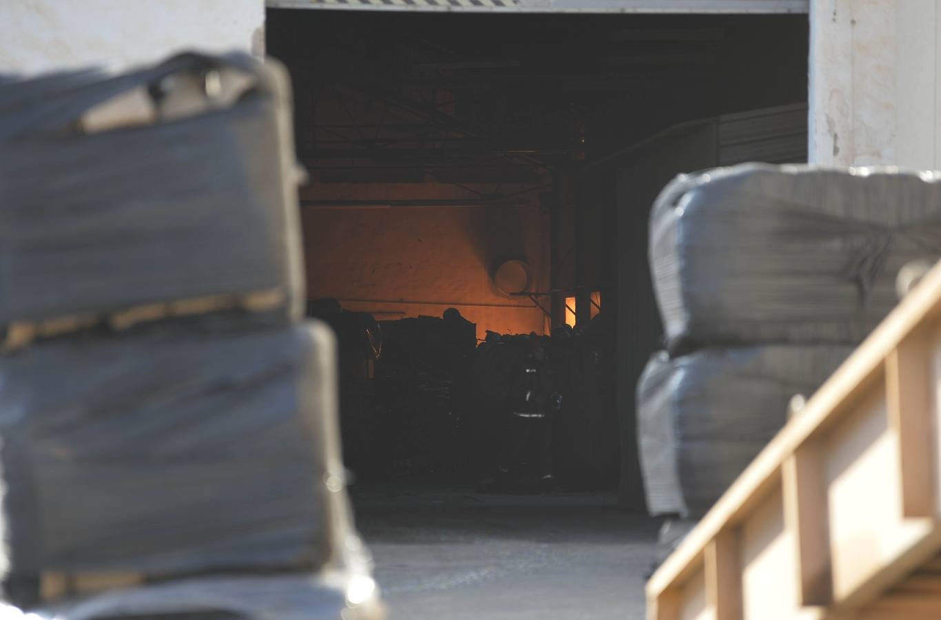 El fuego devora una empresa de reciclaje de plásticos de Torre Pacheco