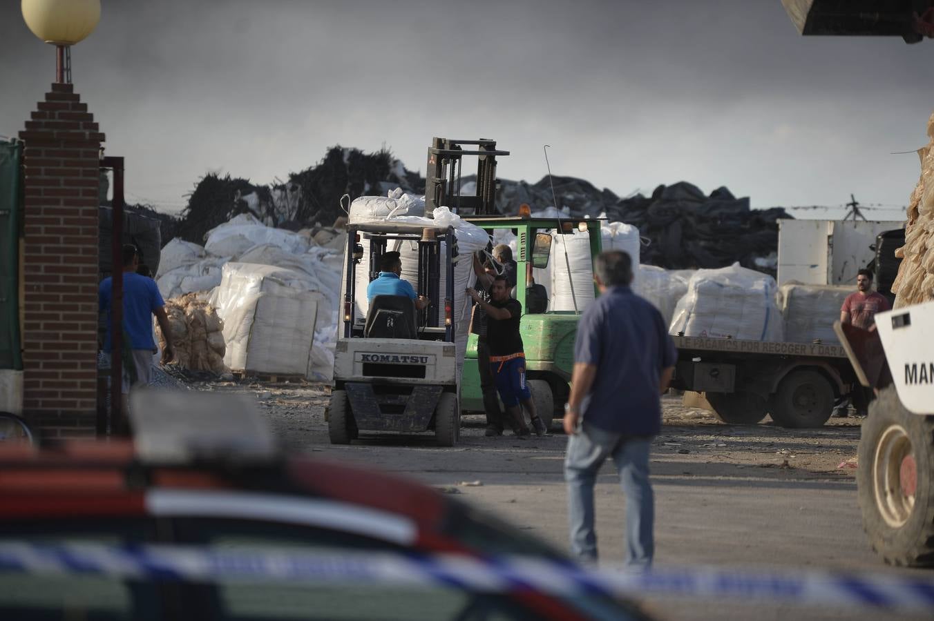 El fuego devora una empresa de reciclaje de plásticos de Torre Pacheco