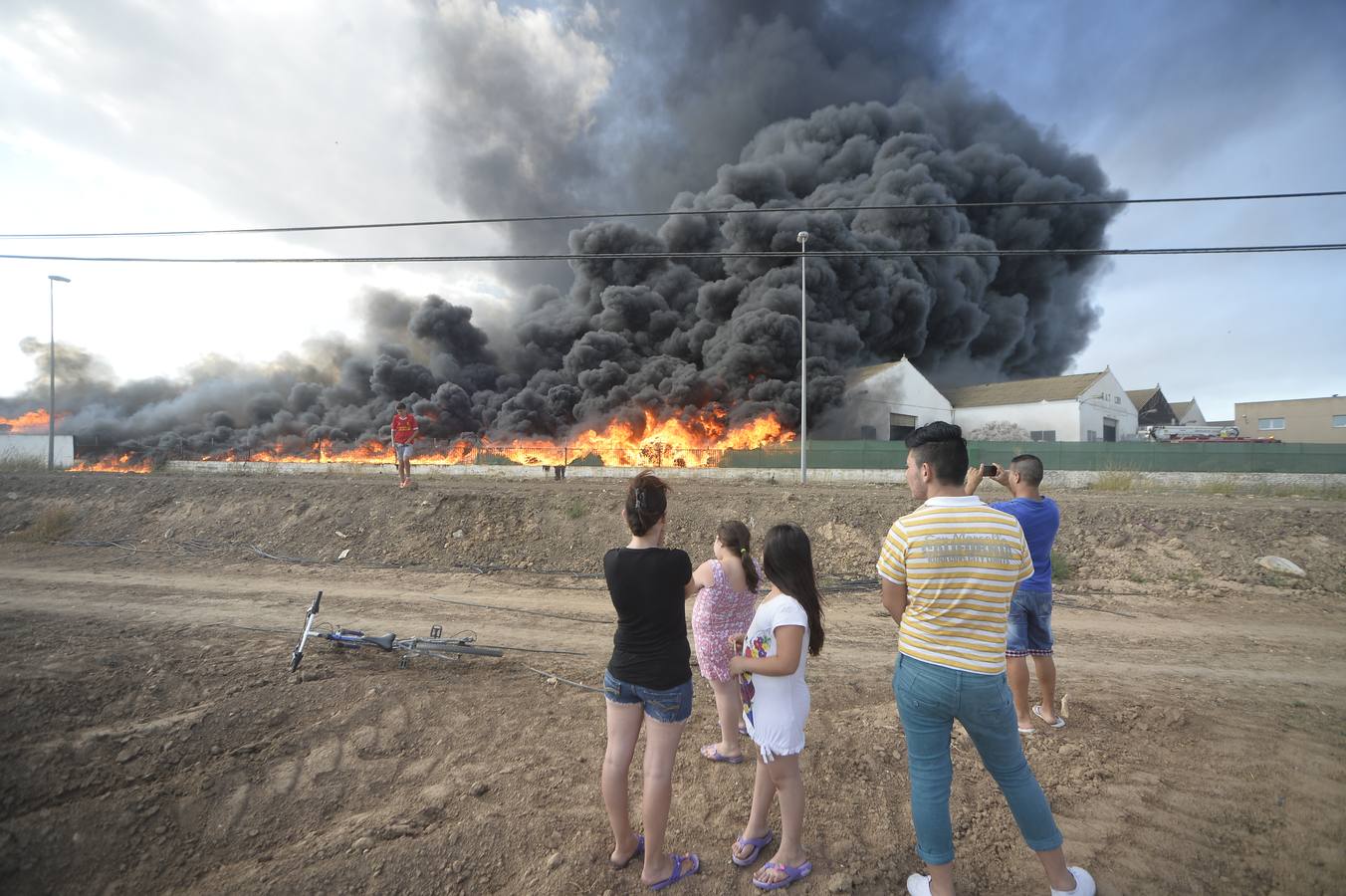 El fuego devora una empresa de reciclaje de plásticos de Torre Pacheco