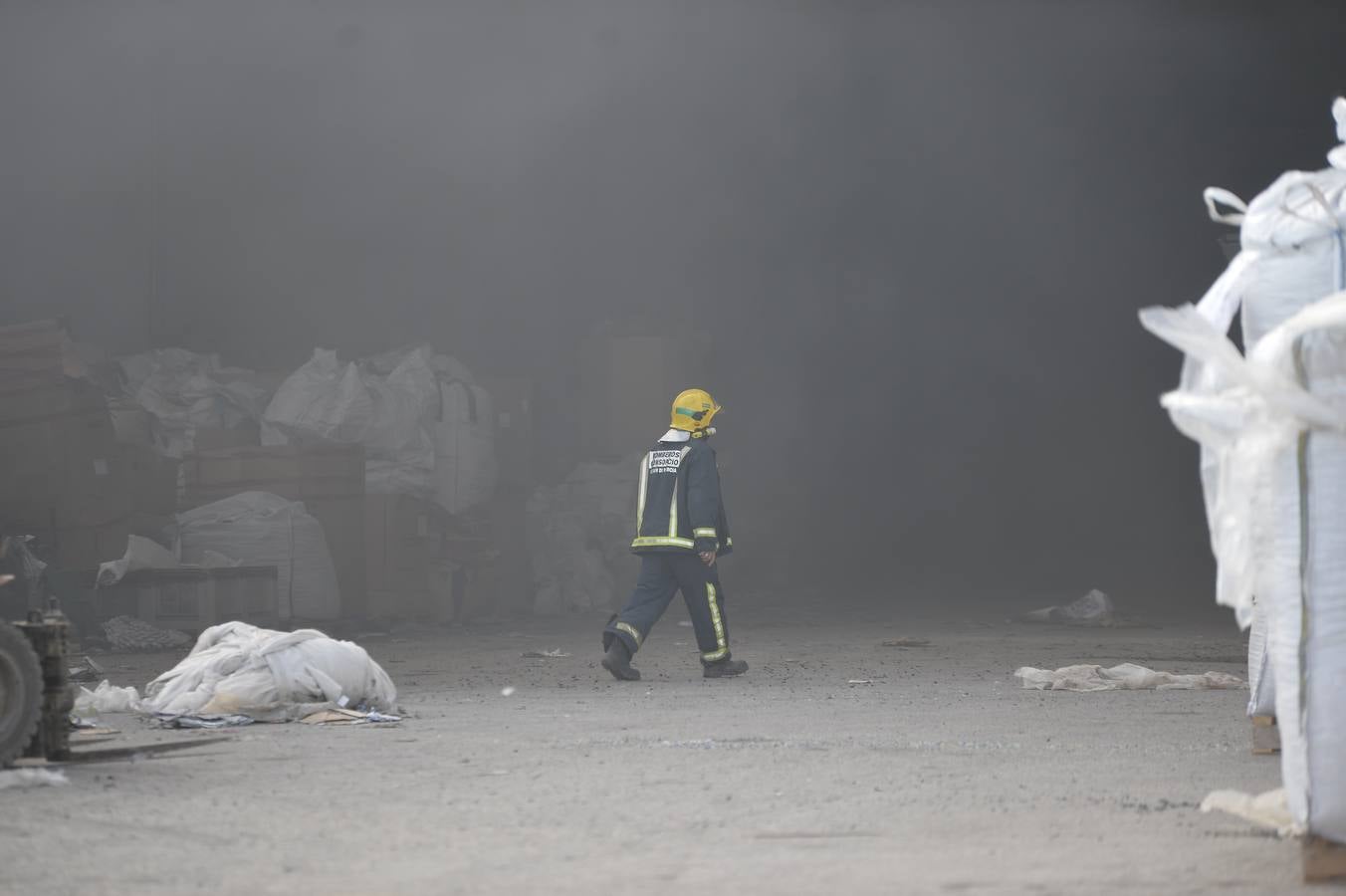 El fuego devora una empresa de reciclaje de plásticos de Torre Pacheco