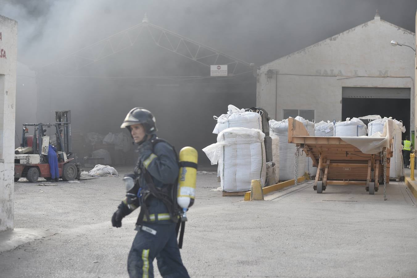 El fuego devora una empresa de reciclaje de plásticos de Torre Pacheco