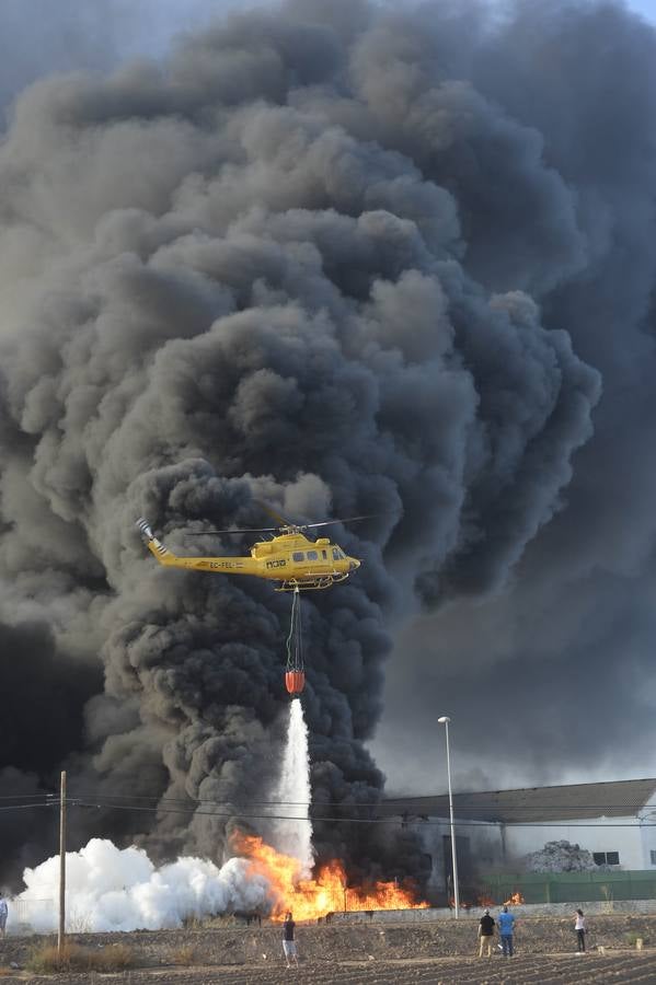 El fuego devora una empresa de reciclaje de plásticos de Torre Pacheco