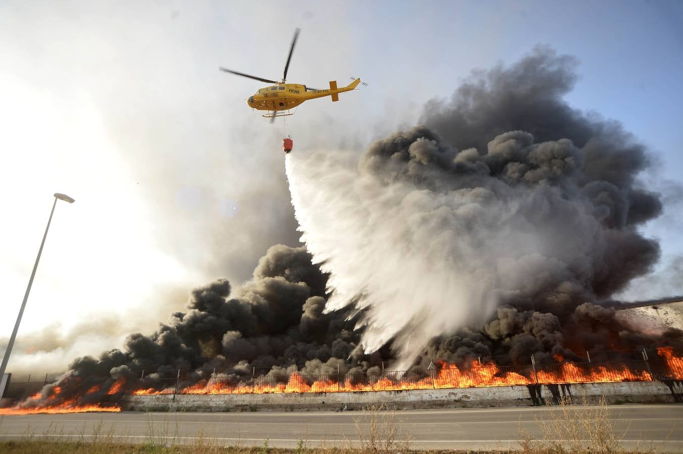 El fuego devora una empresa de reciclaje de plásticos de Torre Pacheco