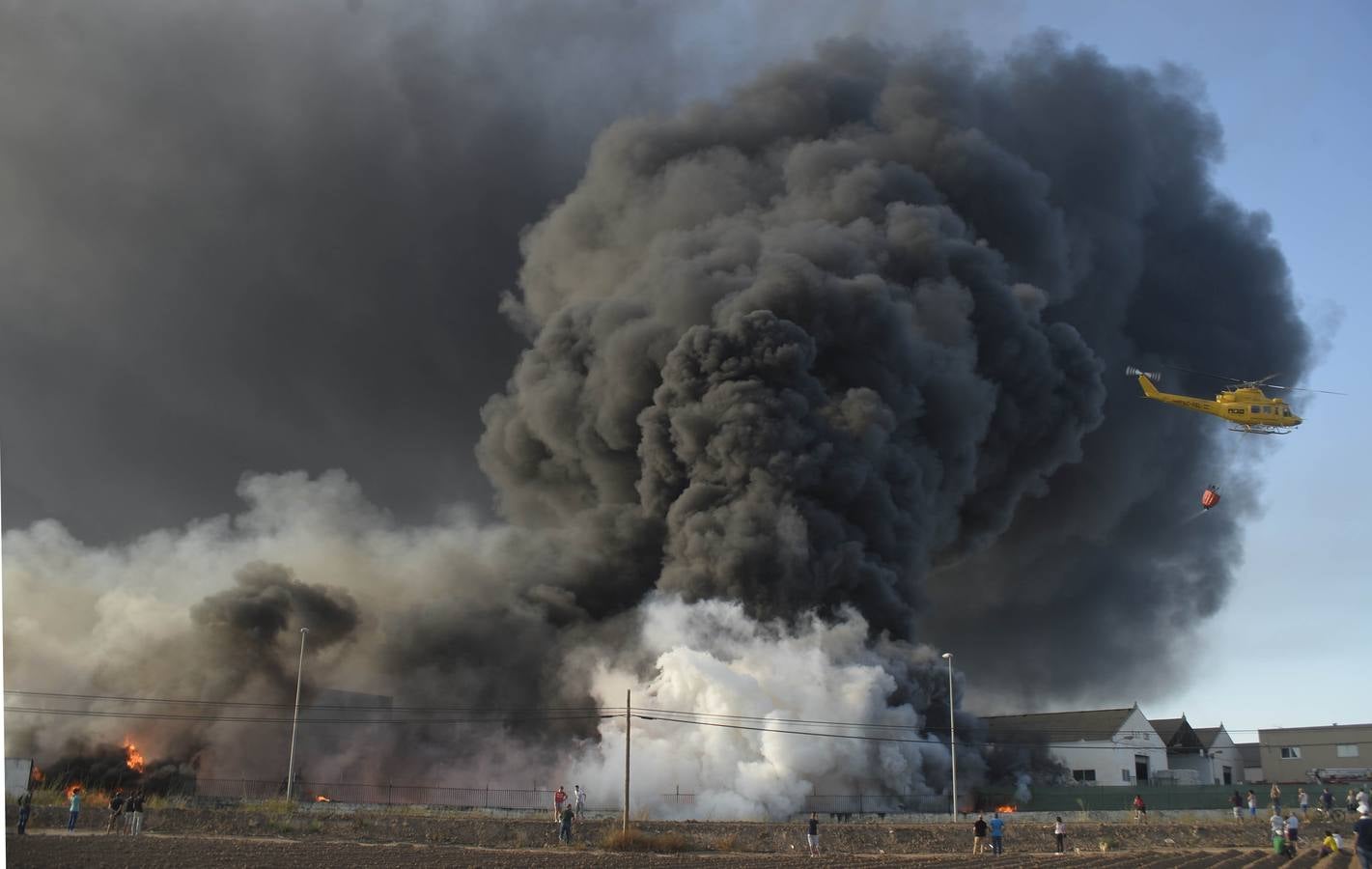 El fuego devora una empresa de reciclaje de plásticos de Torre Pacheco