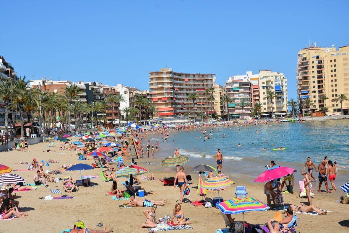 Bañistas en las playas de Torrevieja