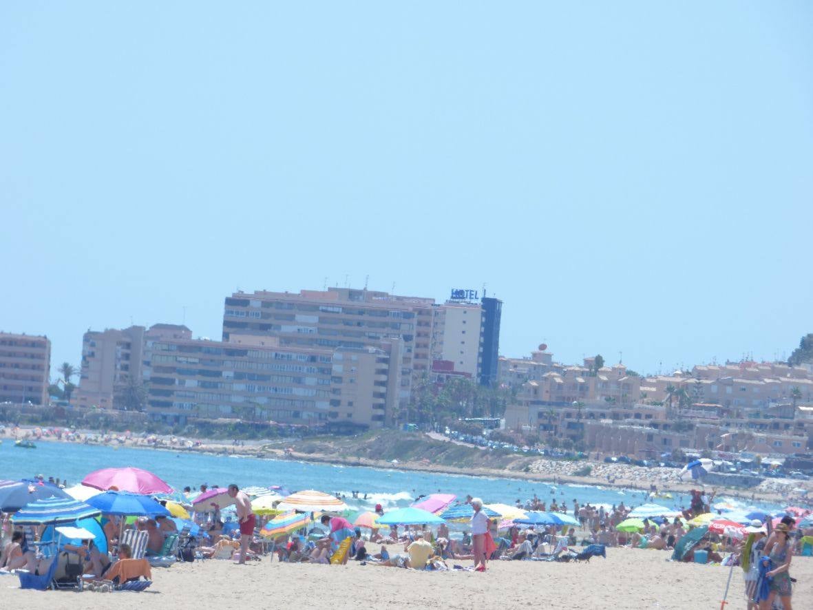 Bañistas en las playas de Torrevieja