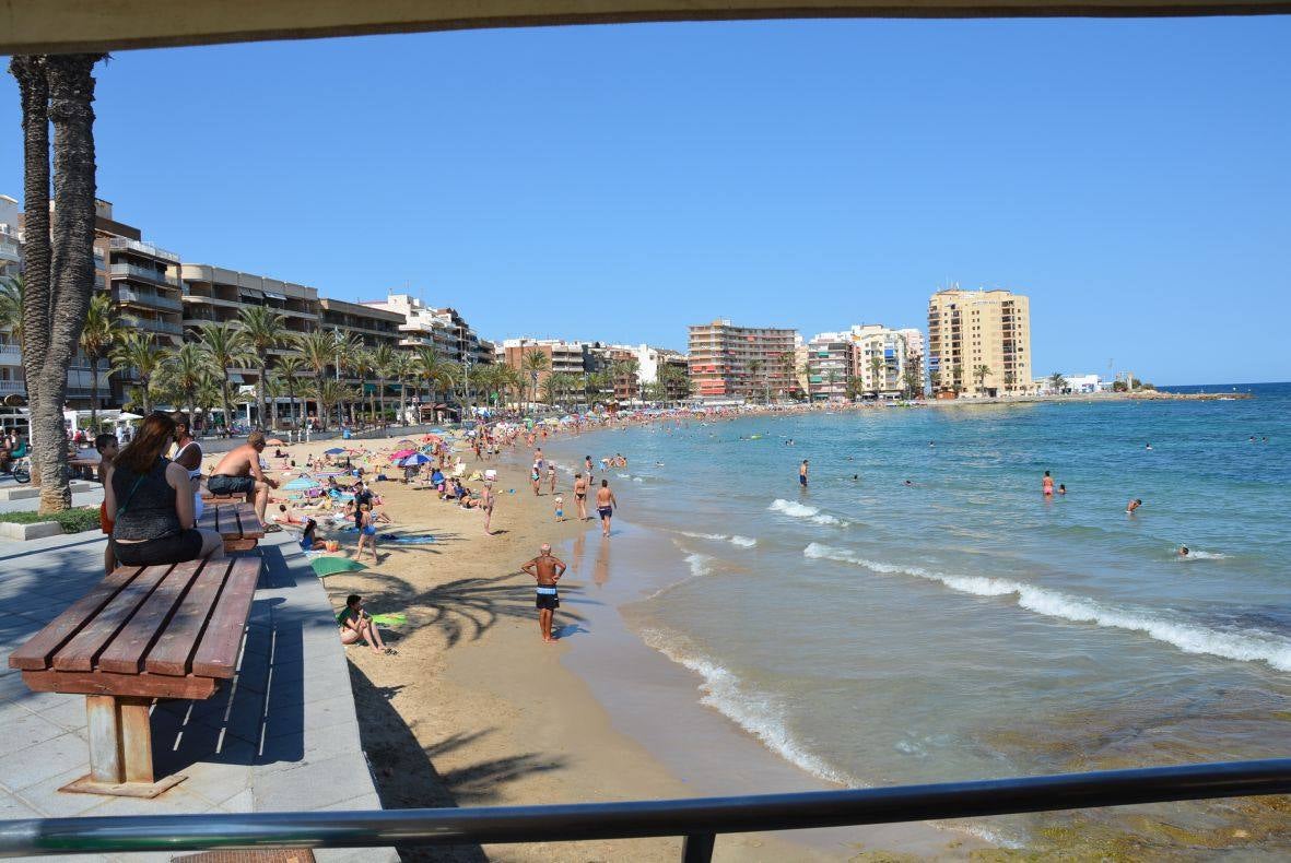 Bañistas en las playas de Torrevieja