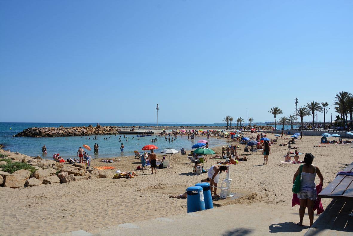 Bañistas en las playas de Torrevieja