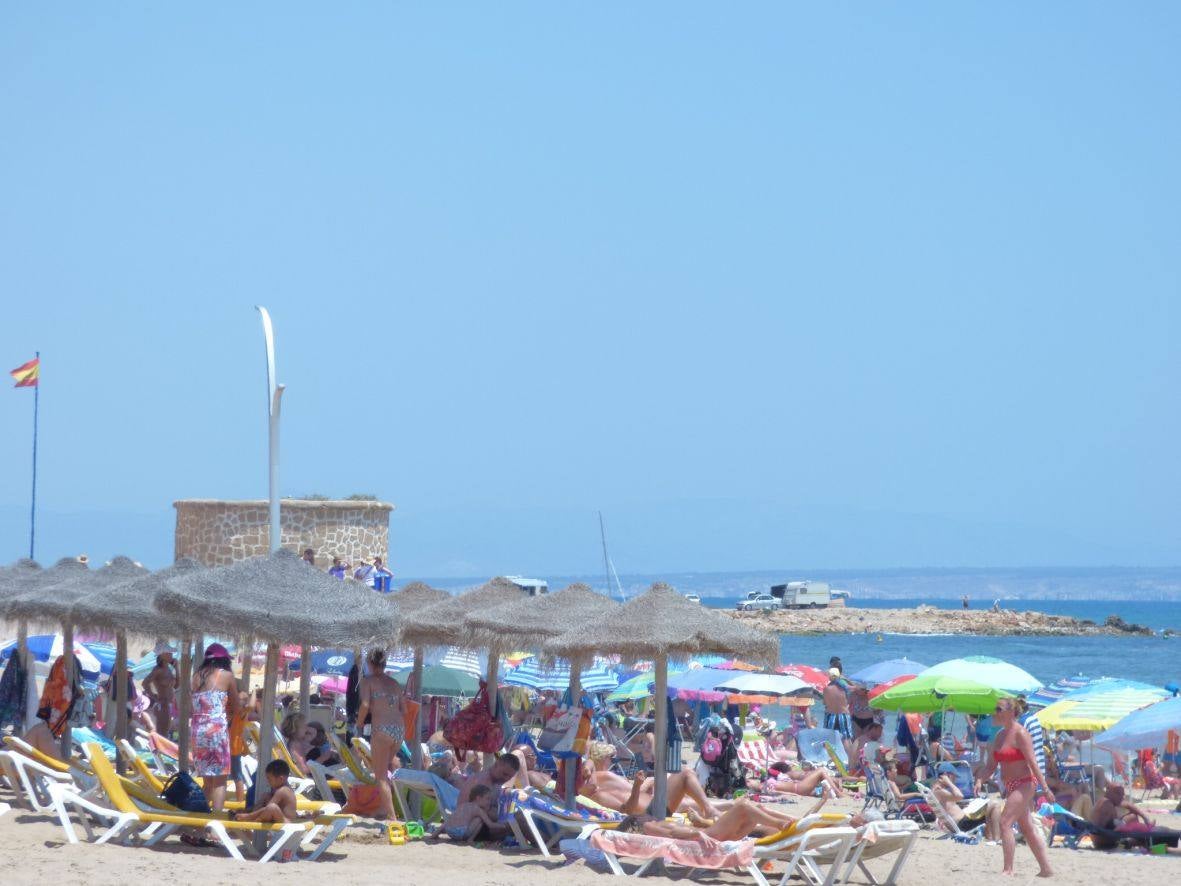 Bañistas en las playas de Torrevieja