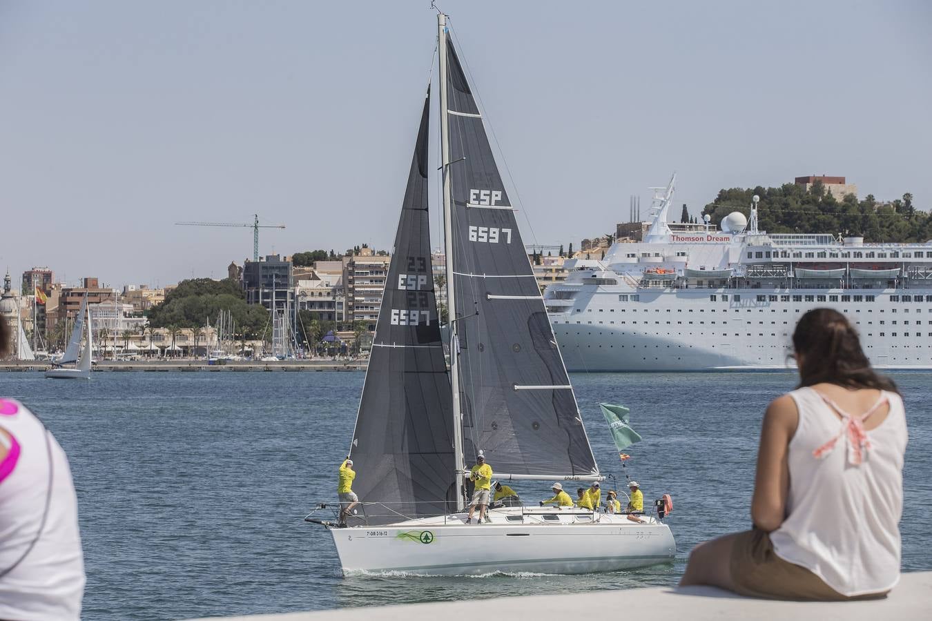 (25-06) Treinta embarcaciones salieron este jueves de Cartagena con destino a Ibiza. Las pésimas condiciones de viento previstas, presagiaban una travesía muy dura y complicada para la flota.