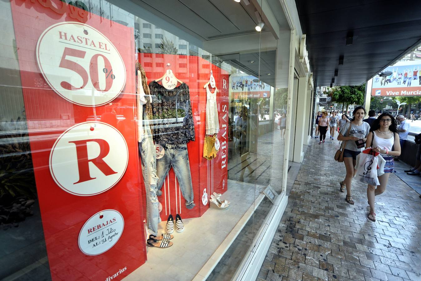 Las rebajas ganan el pulso al calor
