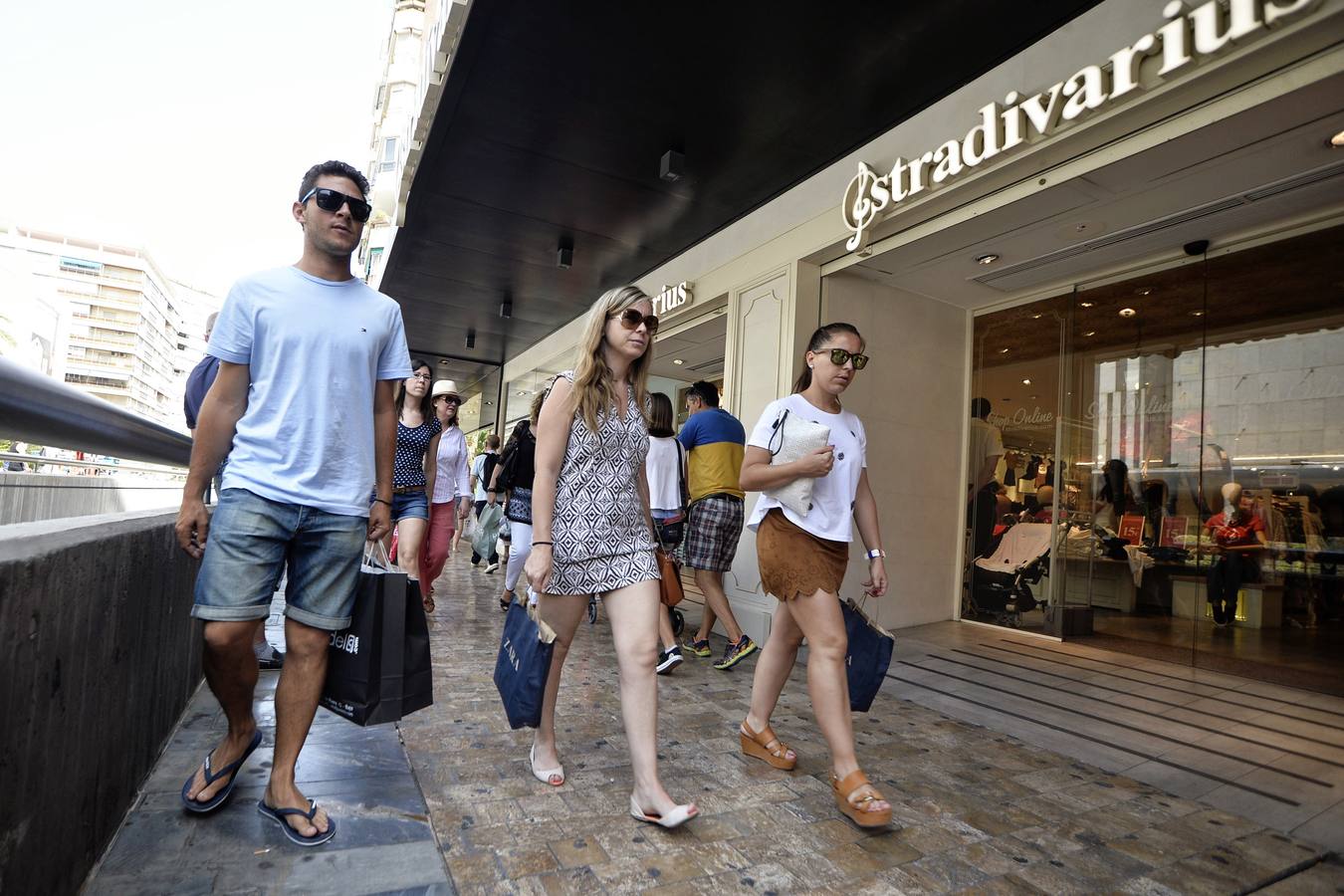 Las rebajas ganan el pulso al calor