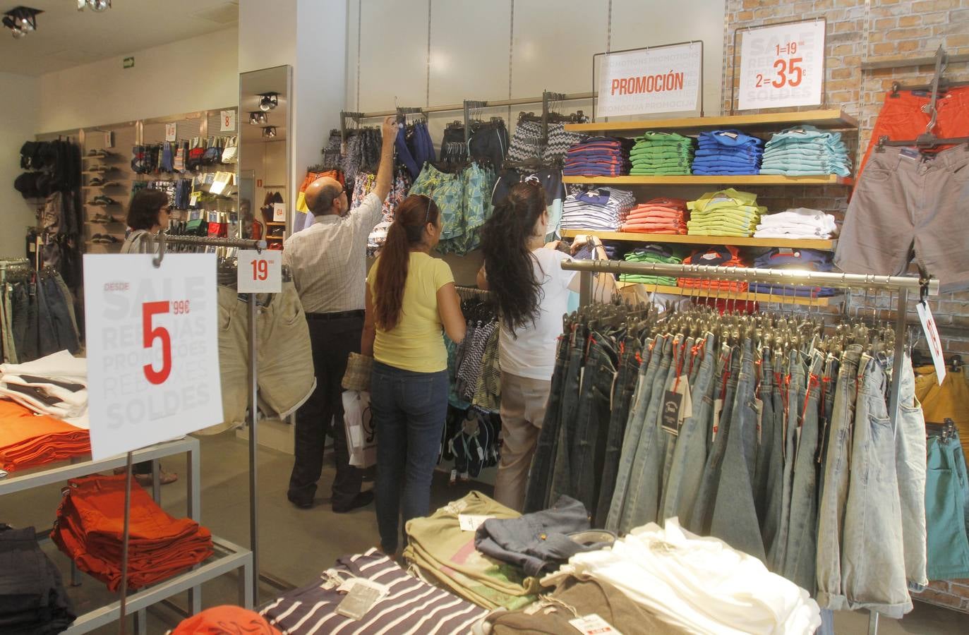 Las rebajas ganan el pulso al calor