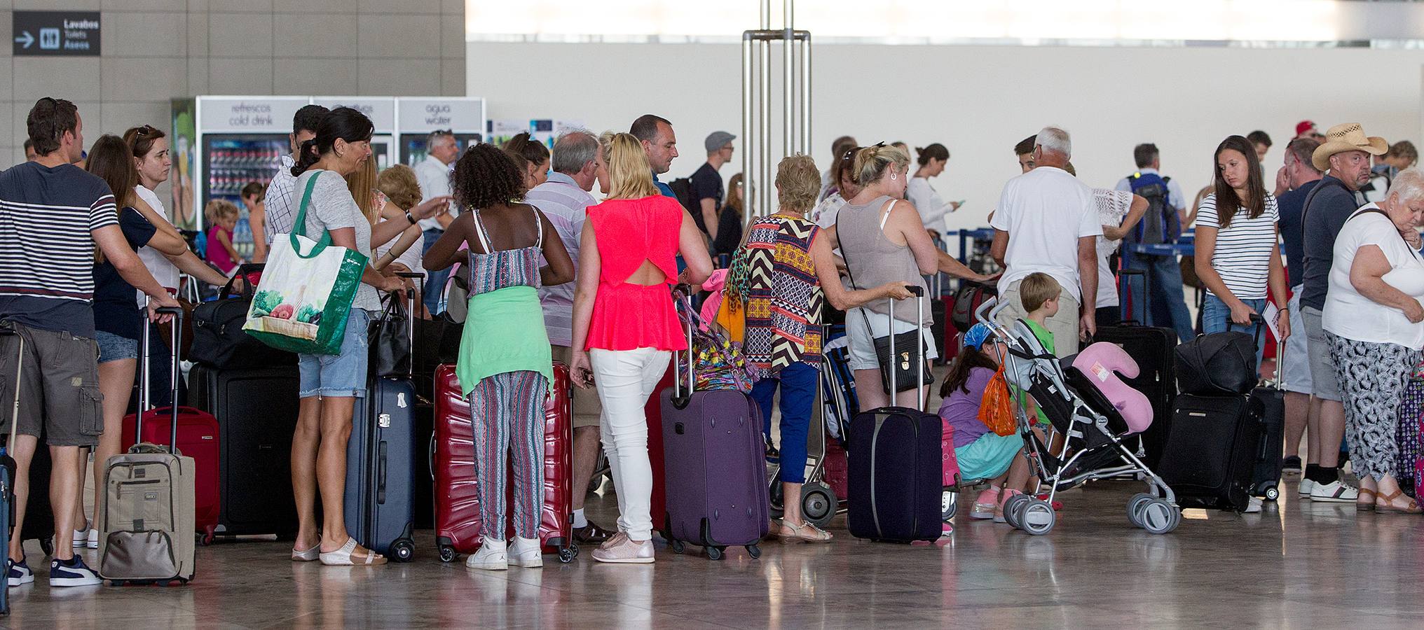 Aeropuerto de Alicante - Elche repleto de turistas