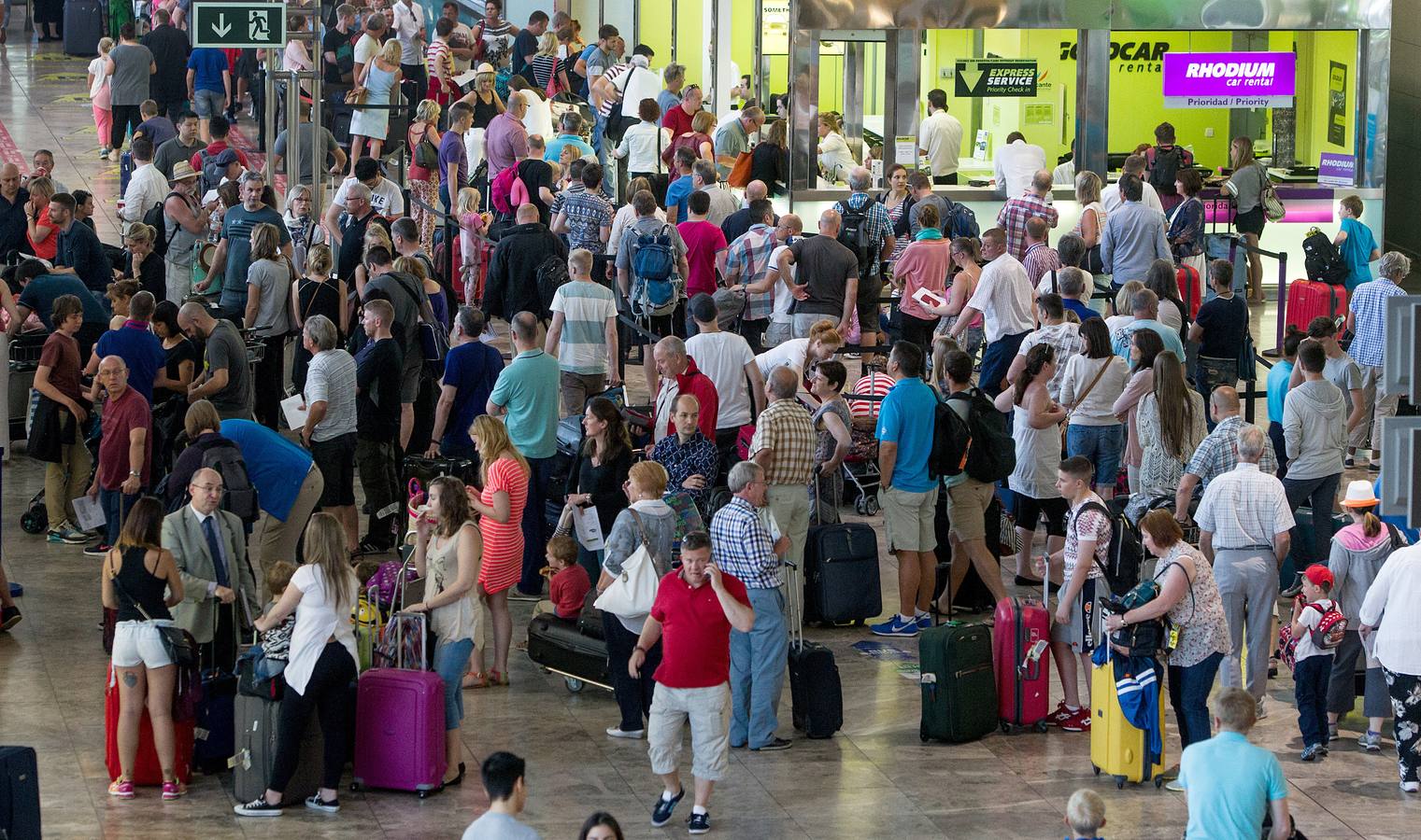 Aeropuerto de Alicante - Elche repleto de turistas