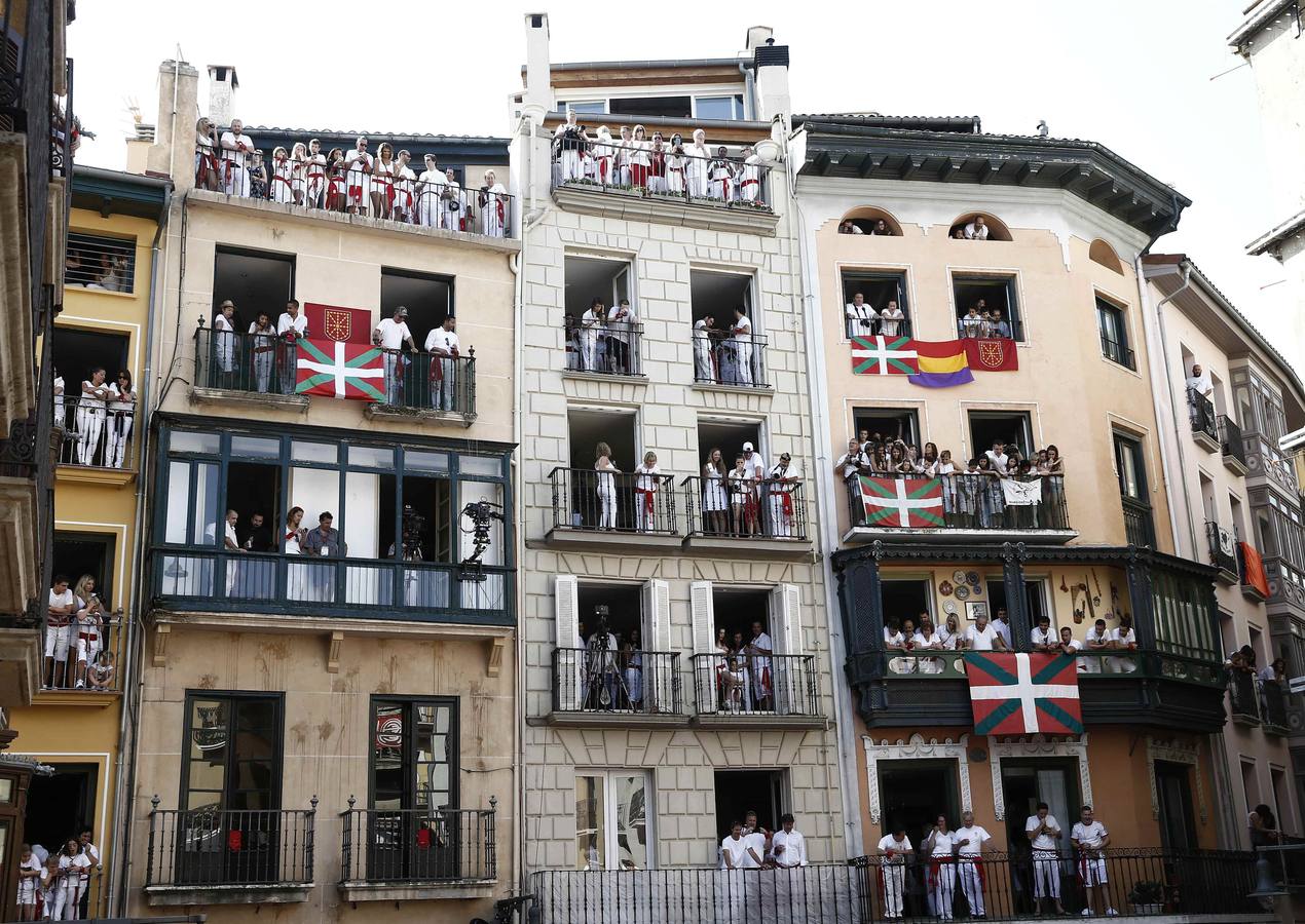 Decenas de personas han seguido el evento desde los balcones que rodean la Plaza Consistorial.