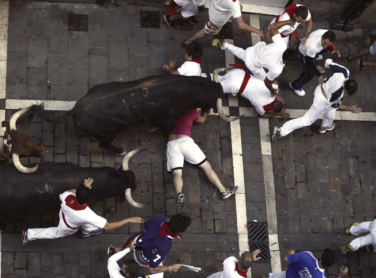 Un toro adelantado siembra el peligro en el tercer encierro