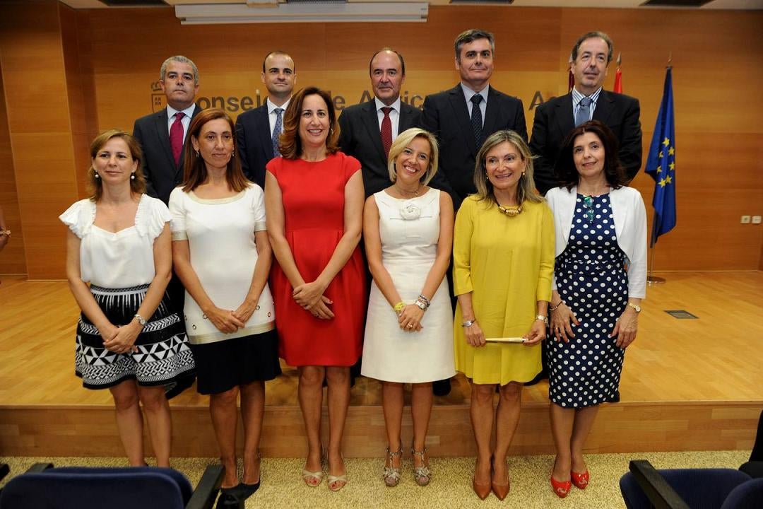 La consejera de Agua, Agricultura y Medio Ambiente, Adela Martínez Cachá, en el centro, posa con los directores tras la toma de posesión.
