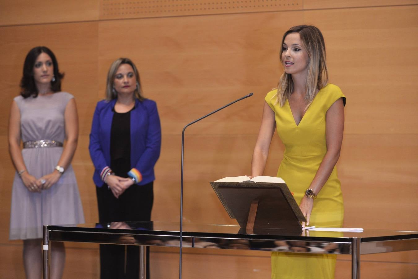 Ana Guijarro Martínez, jura su cargo durante el acto de toma de posesión.