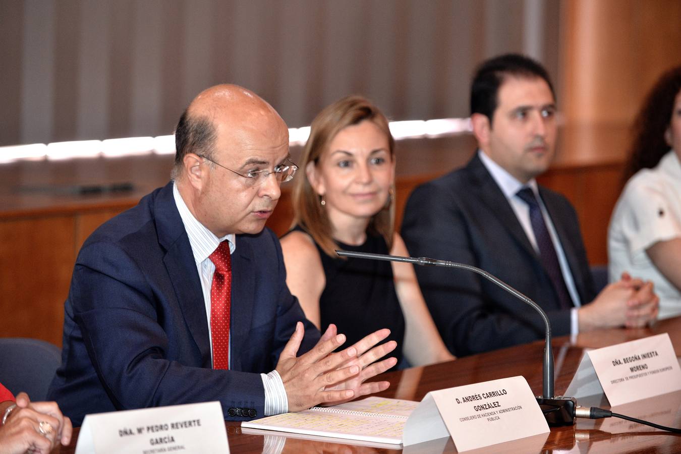 El consejero de Hacienda y Administración Pública, Andrés Carrillo, preside la toma de posesión de los directores de su Departamento.