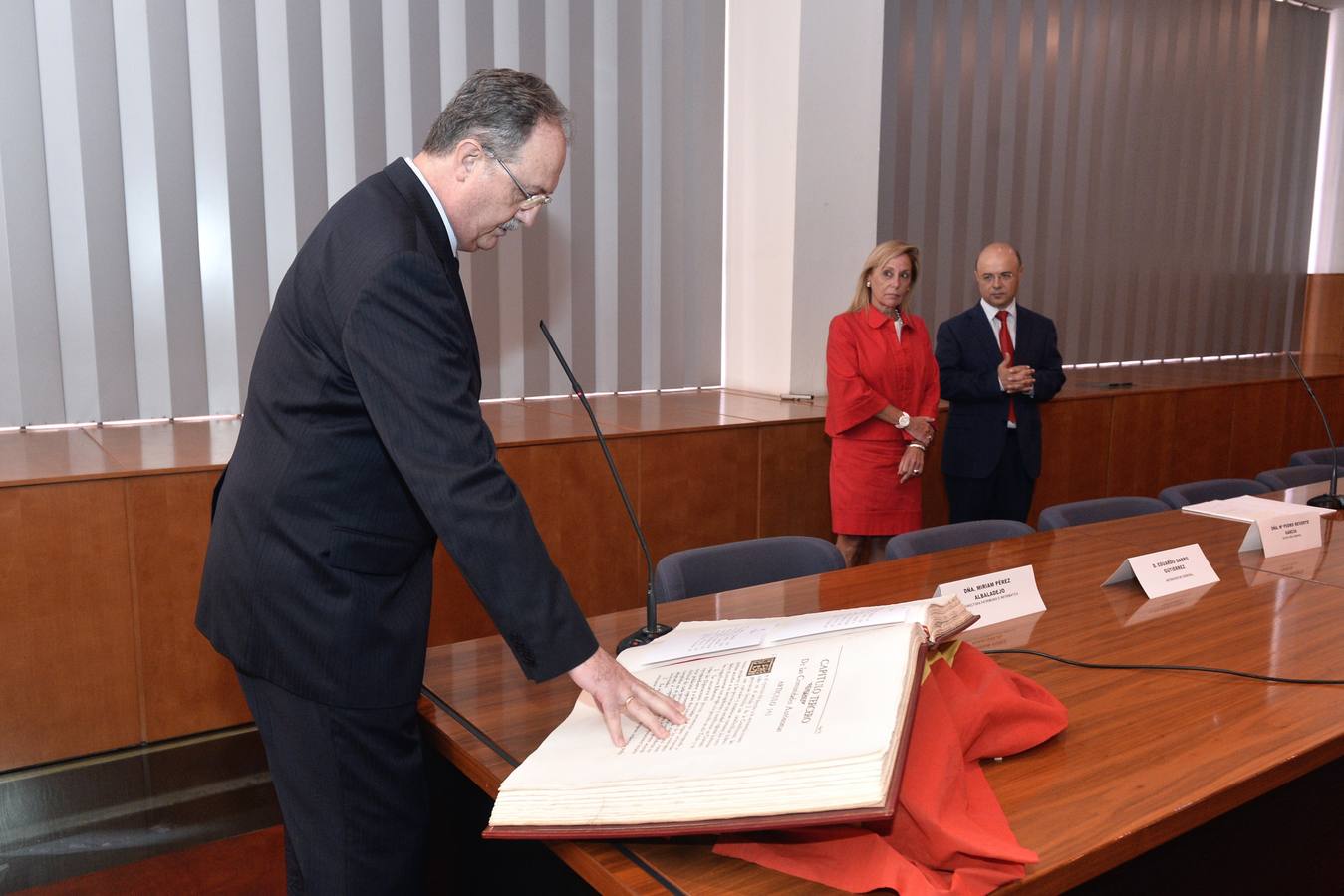 El interventor general, Eduardo José Garro, jura su cargo durante el acto de toma de posesión.