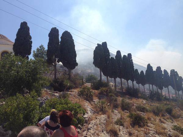 Desalojan 20 viviendas por el incendio en Pedreguer