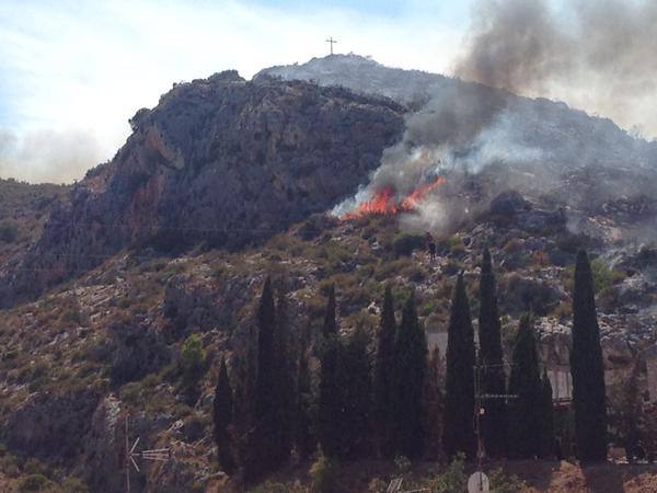 Desalojan 20 viviendas por el incendio en Pedreguer