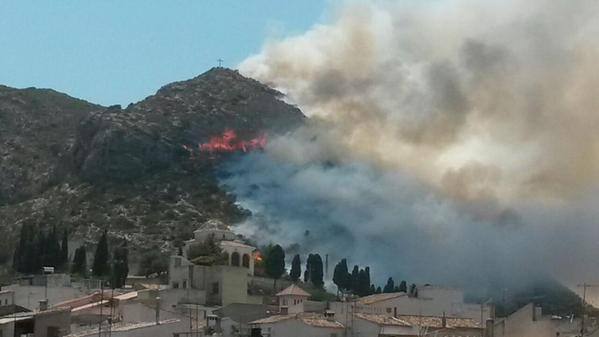 Desalojan 20 viviendas por el incendio en Pedreguer