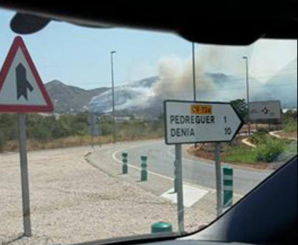 Desalojan 20 viviendas por el incendio en Pedreguer